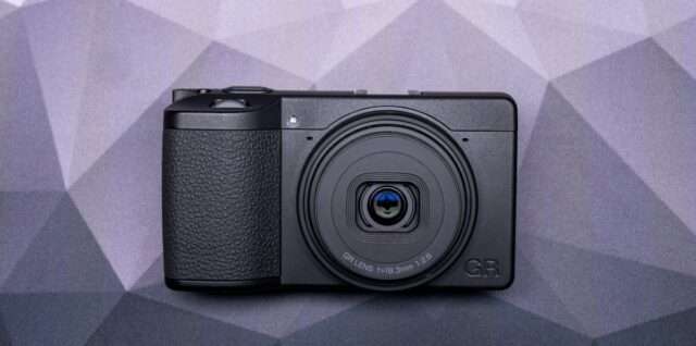 Kamera Monokrom Ricoh GR IV untuk fotografi hitam-putih