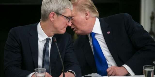 Tim Cook sebagai ketua eksekutif Apple dan penasihat politik
